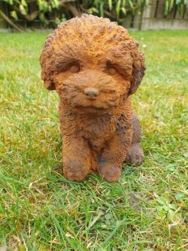 Tuinbeeld van een puppy hond