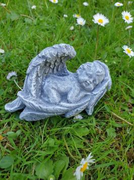 Niedlicher, süßer kleiner Engel