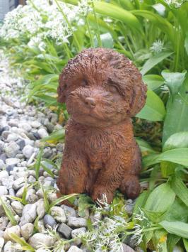 Tuinbeeld van een puppy hond