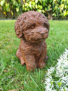 Tuinbeeld van een puppy hond