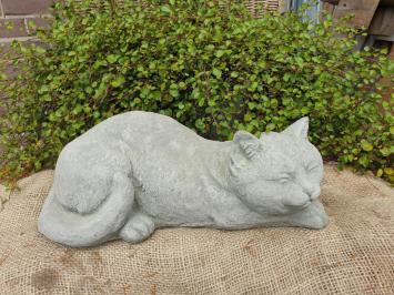 Gartenstatue einer Katze, Gänseblümchen