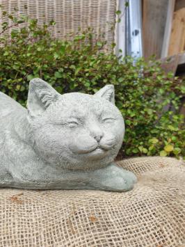 Gartenstatue einer Katze, Gänseblümchen