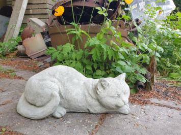 Gartenstatue einer Katze, Gänseblümchen