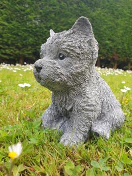 schatig tuinbeeldje van een puppy hondje