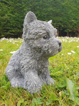 schatig tuinbeeldje van een puppy hondje