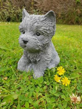 schatig tuinbeeldje van een puppy hondje