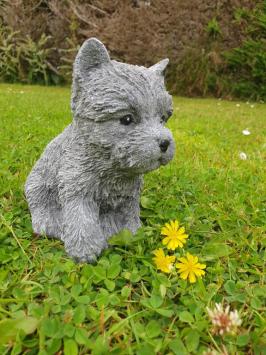 schatig tuinbeeldje van een puppy hondje