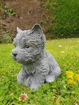 schatig tuinbeeldje van een puppy hondje