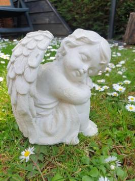 Betonengel, Gartenstatue