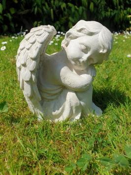 Betonengel, Gartenstatue