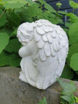 Betonengel, Gartenstatue
