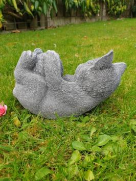 Kat spelend met knot wol , betonbeeld