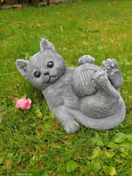 Kat spelend met knot wol , betonbeeld
