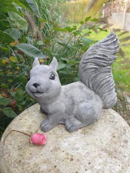 Eichhörnchen, Gartenstatue, süßes glückliches Eichhörnchen