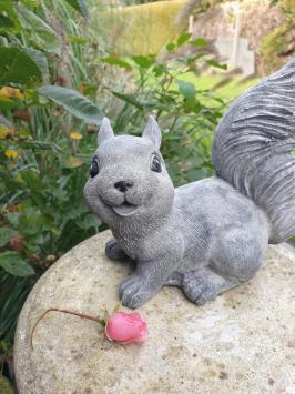 Eichhörnchen, Gartenstatue, süßes glückliches Eichhörnchen
