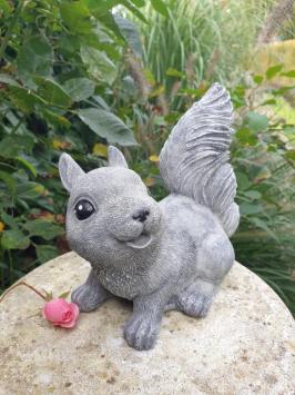 Eichhörnchen, Gartenstatue, süßes glückliches Eichhörnchen