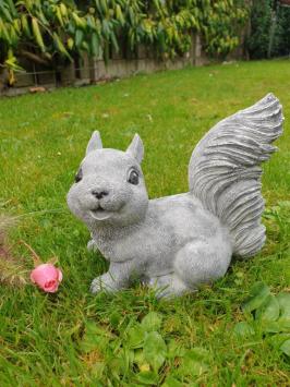 Eichhörnchen, Gartenstatue, süßes glückliches Eichhörnchen