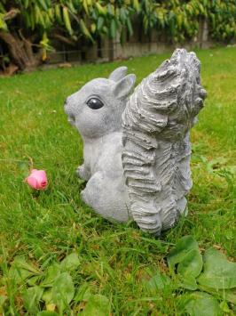Eichhörnchen, Gartenstatue, süßes glückliches Eichhörnchen