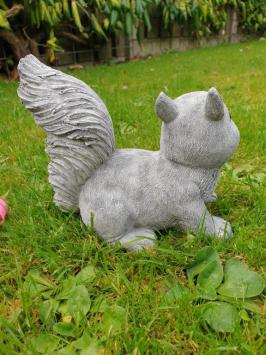 Eichhörnchen, Gartenstatue, süßes glückliches Eichhörnchen