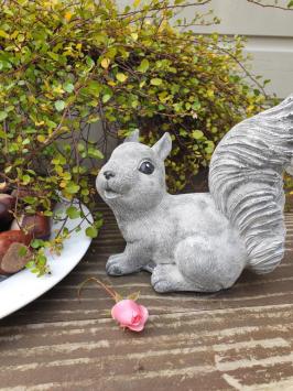 Eichhörnchen, Gartenstatue, süßes glückliches Eichhörnchen