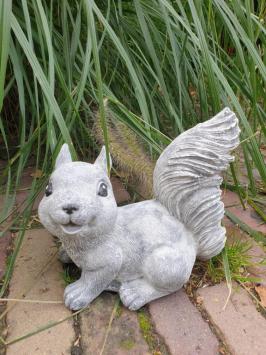 Eichhörnchen, Gartenstatue, süßes glückliches Eichhörnchen