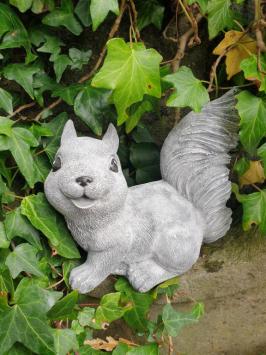 Eichhörnchen, Gartenstatue, süßes glückliches Eichhörnchen