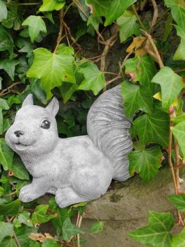 Eichhörnchen, Gartenstatue, süßes glückliches Eichhörnchen