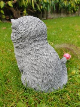Poes met bal ,  betonnen beeld