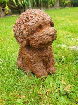 Tuinbeeld van een puppy hond