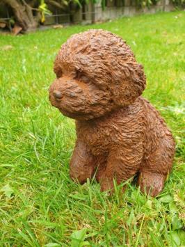 Tuinbeeld van een puppy hond