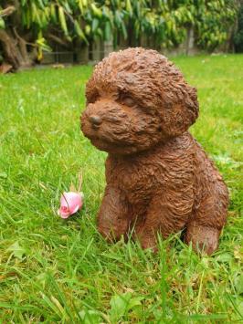 Tuinbeeld van een puppy hond
