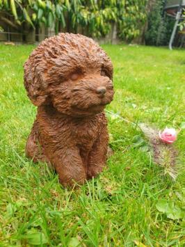 Tuinbeeld van een puppy hond
