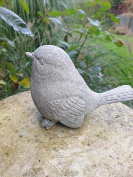 Süße Gartenfigur eines Spatzes, Vogels