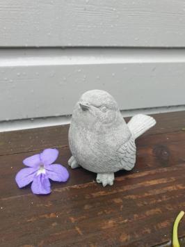 Süße Gartenfigur eines Spatzes, Vogels