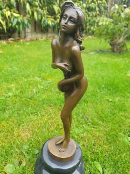 Bronzen beeld van een pikante , erotische vrouw