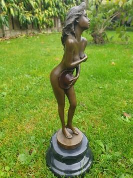 Bronzen beeld van een pikante , erotische vrouw
