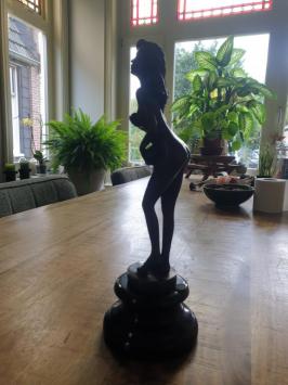 Bronzen beeld van een pikante , erotische vrouw