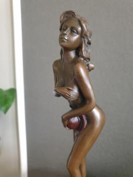 Bronzen beeld van een pikante , erotische vrouw