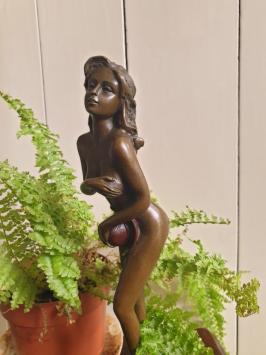 Bronzen beeld van een pikante , erotische vrouw