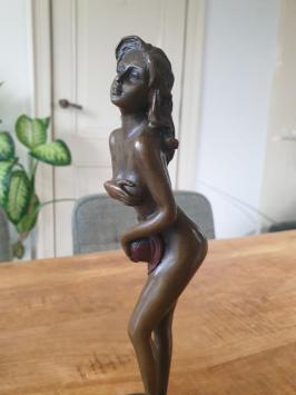 Bronzen beeld van een pikante , erotische vrouw