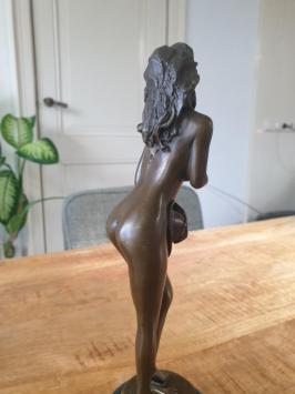 Bronzen beeld van een pikante , erotische vrouw