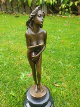 Bronzen beeld van een pikante , erotische vrouw