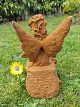 Gartenstatue eines Engels aus Gusseisen