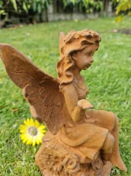 Gartenstatue eines Engels aus Gusseisen