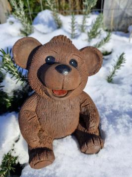 Fröhlicher brauner Bär aus Beton