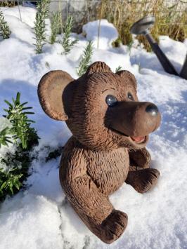 Fröhlicher brauner Bär aus Beton