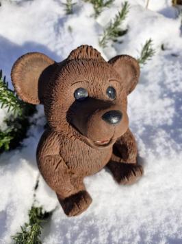 Fröhlicher brauner Bär aus Beton