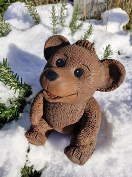 Fröhlicher brauner Bär aus Beton