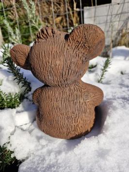 Fröhlicher brauner Bär aus Beton