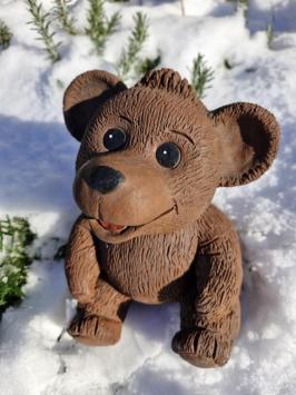 Fröhlicher brauner Bär aus Beton